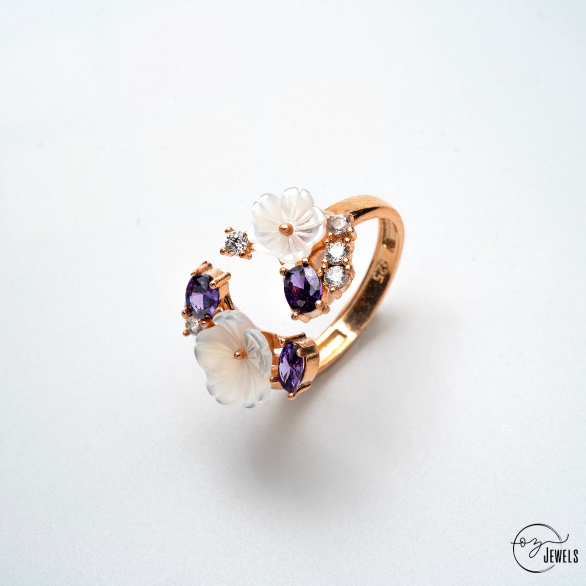OZ Jewels Verstelbare Roségoud Gekleurde Zilveren Ring met Unieke Magnoliadesign Versierd met Synthetische Amethist - Moederdag - Valentijnsdag - Cadeau - Mother's Day - Valentine's Day - Gift
