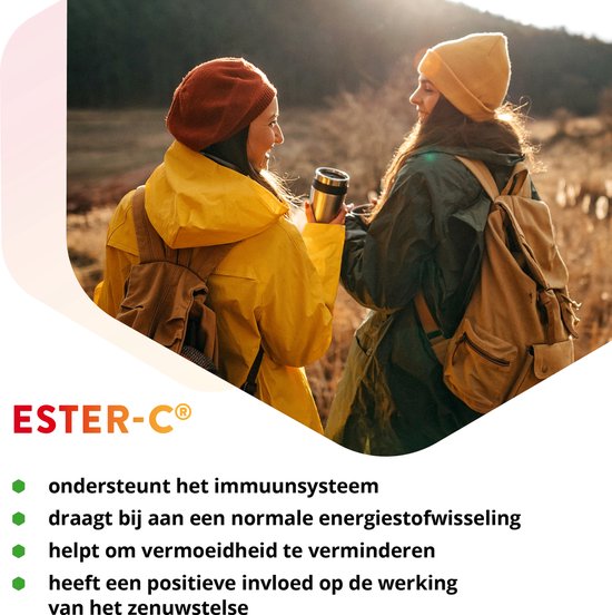 Twee vrouwen in buitenkleding lopen met tassen en thermosbeker. Ester-C 1000 mg ondersteunt het immuunsysteem.