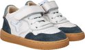 Witte leren sneaker met blauwe suède panelen, klittenband, veters en bruine zool.
