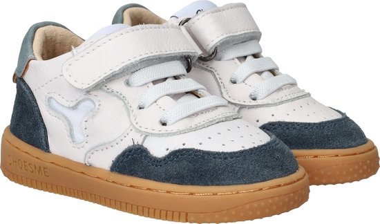 Witte leren sneaker met blauwe suède panelen, klittenband, veters en bruine zool.