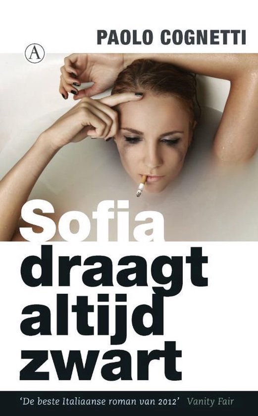 Boekomslag met een close-up van een vrouw in bad, rokend. De titel 'Sofia draagt altijd zwart' is prominent aanwezig.