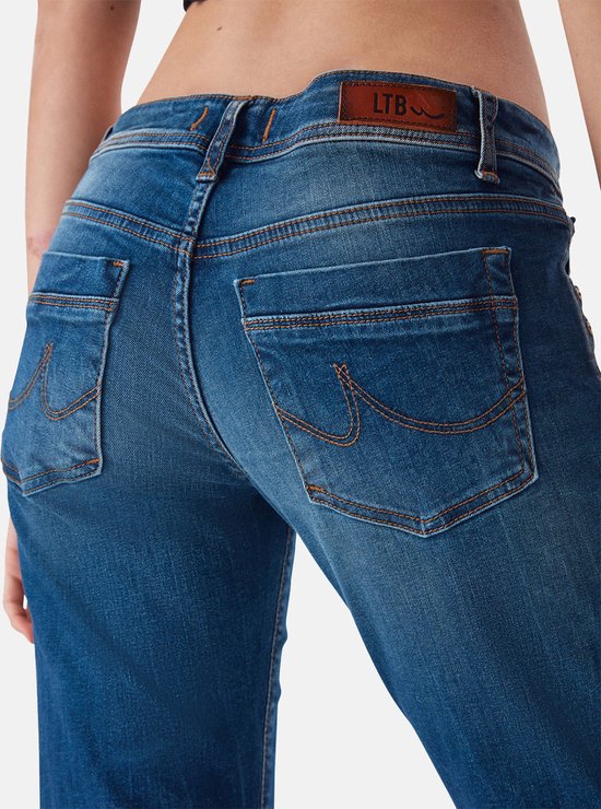 Close-up van de achterkant van een blauwe LTB bootcut jeans met leren label en gedetailleerde zakken.