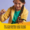 Kind met LEGO spin met gele, zwarte en rode kleuren, op haar schouder.