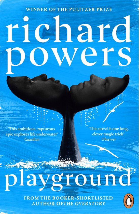 Boek met de titel 'playground' van Richard Powers, met een walvisstaart die uit het water steekt, bekroond met twee gezichten.