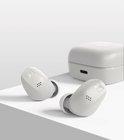 Witte Sennheiser oordopjes met Sennheiser logo, op een witte ondergrond.