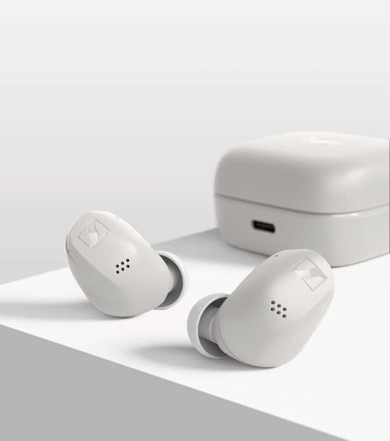 Witte Sennheiser oordopjes met Sennheiser logo, op een witte ondergrond.
