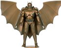 Gouden actiefiguur van Batman met grote vleermuisvleugels.