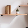 Étagères flottantes en bois avec supports noirs, avec livres et plante.