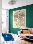 Un salon avec une grande décoration murale représentant une carte de la ville de Londres en bleu, orange et rouge sur fond crème.