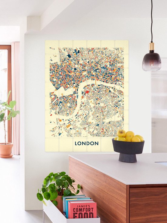 Une carte colorée de Londres avec des rues rouges, bleues et oranges sur fond jaune clair.