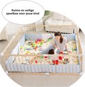 Ruime houten babybox met zachte speelmat, een vrouw en kind spelen.