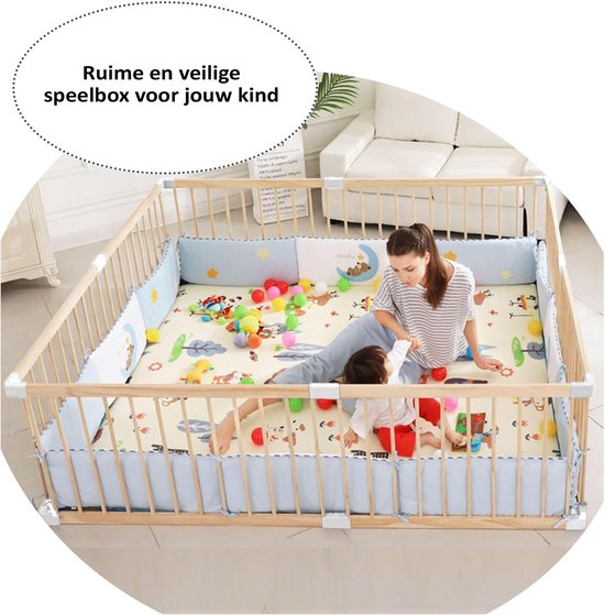 Ruime houten babybox met zachte speelmat, een vrouw en kind spelen.