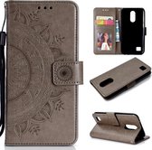 Voor LG K10 (2017) (EU / US-versie) Totem Flower Reliëf Horizontale Flip TPU + PU lederen tas met houder & kaartsleuven & portemonnee (grijs)