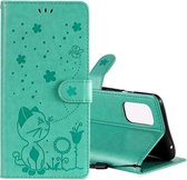 Voor OnePlus 8T Cat Bee Embossing Pattern schokbestendig horizontaal Flip lederen hoesje met houder & kaartsleuven & portemonnee (groen)