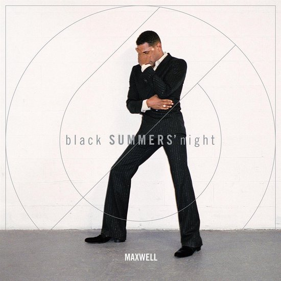 Maxwell in een gestreept zwart pak, voor een witte muur met grafische lijnen en de tekst 'black SUMMERS' night'.