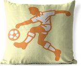 Buitenkussens - Tuin - Een illustratie van een persoon die de voetbal aanneemt - 60x60 cm