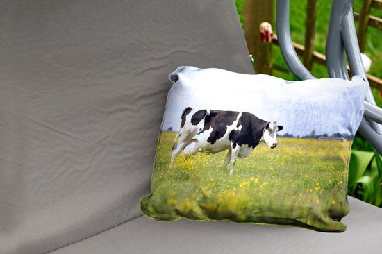 Sierkussen vache frisonne pour l'extérieur - Une vache frisonne entre les fleurs jaunes - 60x40 cm - coussin de jardin rectangulaire résistant aux intempéries / coussin de mobilier de jardin en polyester