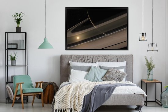 Image encadrée - Cadre photo La planète Saturne dans le système solaire 120x80 cm - Affiche encadrée (Décoration murale salon / chambre)