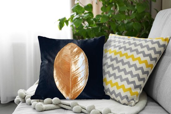 Sierkussen Carré Feuilles dorées pour usage intérieur - Gros plan d'une feuille d'or sur fond noir - 45x45 cm - Coussin intérieur carré en coton