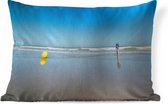 Sierkussens - Kussen - Meisje loopt op het strand van de Noordzee - 60x40 cm - Kussen van katoen
