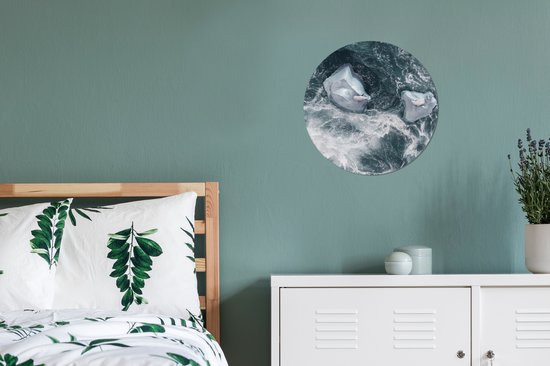 Ours polaires dans la feuille de plastique de cercle de mur de la mer