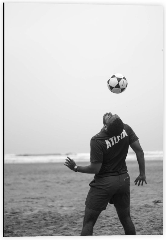 Dibond - Voetballer op het Strand (zwart/wit) - 40x60cm Foto op Aluminium (Met Ophangsysteem)