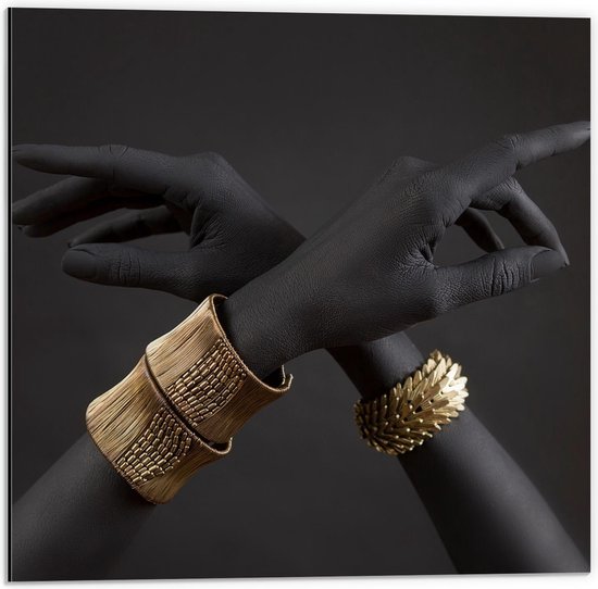 Dibond - Gouden Armbanden op Zwart/Witte Handen - 50x50cm Foto op Aluminium (Wanddecoratie van metaal)