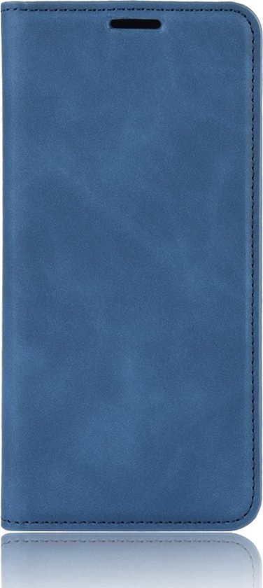 Gesloten blauw telefoonhoesje in boekstijl, met naden aan de zijkant en een opening aan de bovenkant.