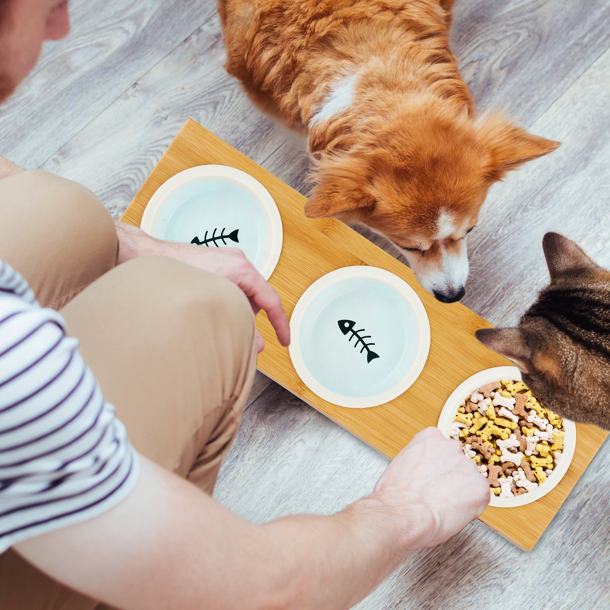 Relaxdays voerbakken hond op standaard, 3 eetbakken, elk 400 ml, vaatwasserbestendig, bamboe & keramiek, natuur/wit
