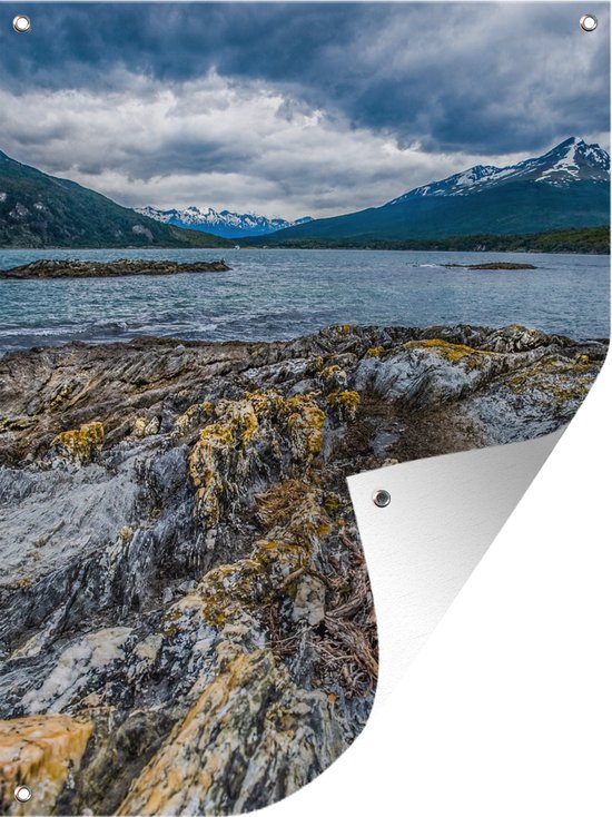 Tuinschilderij Extreem weer is af te zien aan sommige rotsen in Nationaal park Tierra del Fuego - 60x80 cm - Tuinposter - Tuindoek