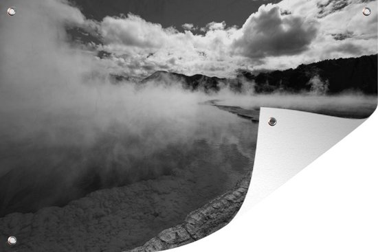 Warmwaterbronnen meer in een thermisch park in Rotorua in Nieuw-Zeeland - zwart wit