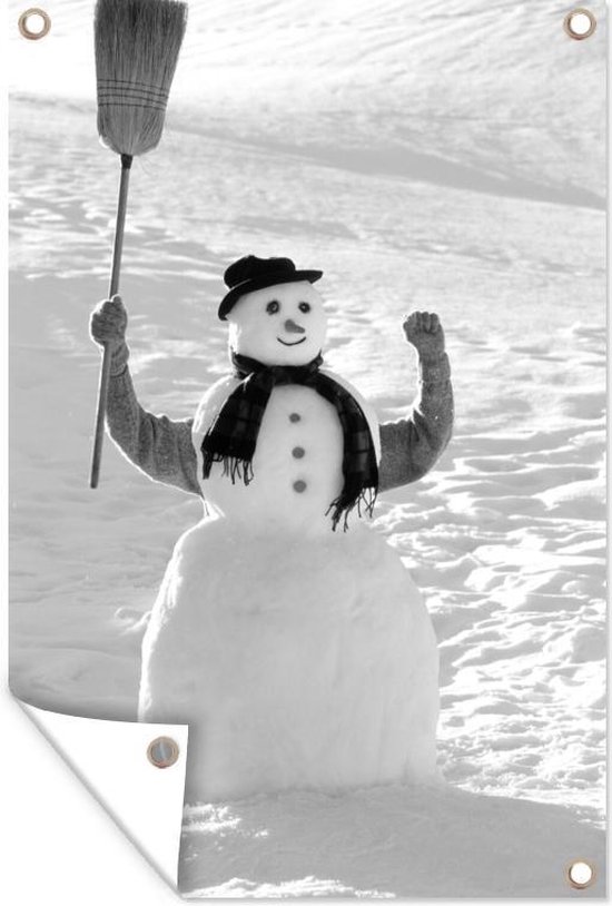 Tuinposter - Tuindoek - Tuinposters buiten - Een kerstfoto van een persoon met een bezem staat achter de sneeuwpop - zwart wit - 80x120 cm - Tuin