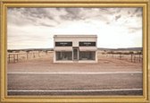 JUNIQE - Poster met houten lijst Prada Marfa -30x45 /Bruin & Ivoor