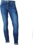 Donkerblauwe jeans met stone washed effect en omgeslagen broekspijpen, op witte achtergrond.