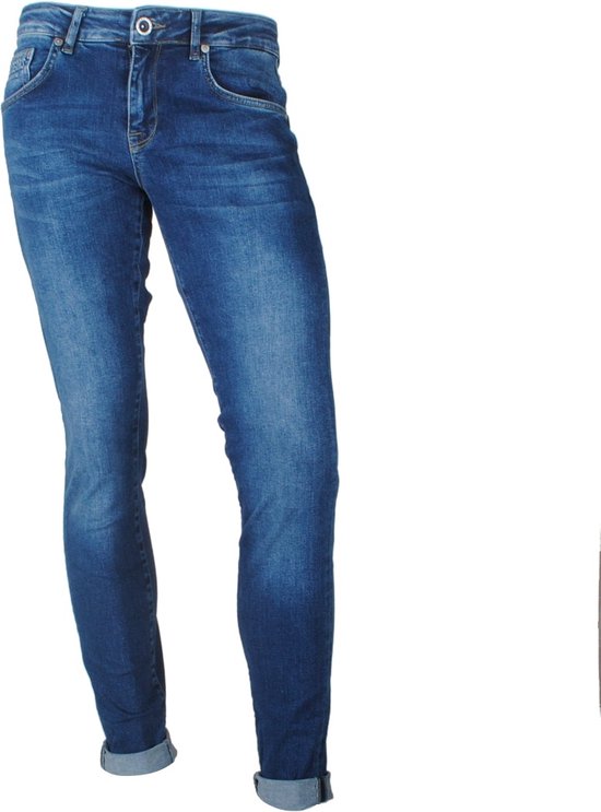 Donkerblauwe jeans met stone washed effect en omgeslagen broekspijpen, op witte achtergrond.