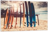 Tuinposter – Surfplanken geparkeerd op Strand - 120x80cm Foto op Tuinposter  (wanddecoratie voor buiten en binnen)