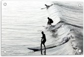 Tuinposter – Surfers op Golven in de Zee - 60x40cm Foto op Tuinposter  (wanddecoratie voor buiten en binnen)