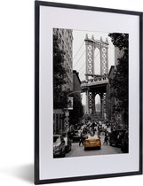 Fotolijst incl. Poster - Zwart-wit foto met een gele taxi in het Amerikaanse New York - 40x60 cm - Posterlijst