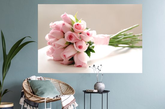 Sticker Muursticker Rose rose - bouquet de rose rose sur une table blanche - 120x80 cm - film adhésif autocollant - sticker mural repositionnable