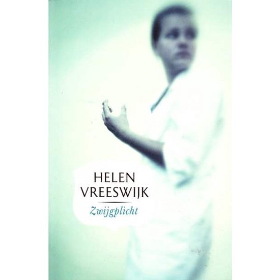 Een vrouw in wit, met wazige achtergrond, houdt een dun voorwerp vast. Titel: Zwijgplicht.