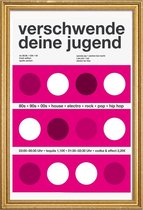 JUNIQE - Poster met houten lijst Verschwende Deine Jugend -40x60 /Roze