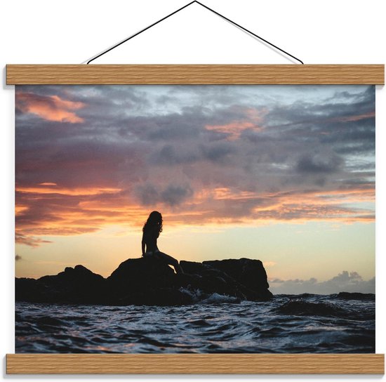 Schoolplaat – Silhouet van Zeemeermin op Rots - 40x30cm Foto op Textielposter (Wanddecoratie op Schoolplaat)
