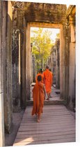 Monniken maken wandeling door poort - Foto op Plexiglas - 40 x 60 cm