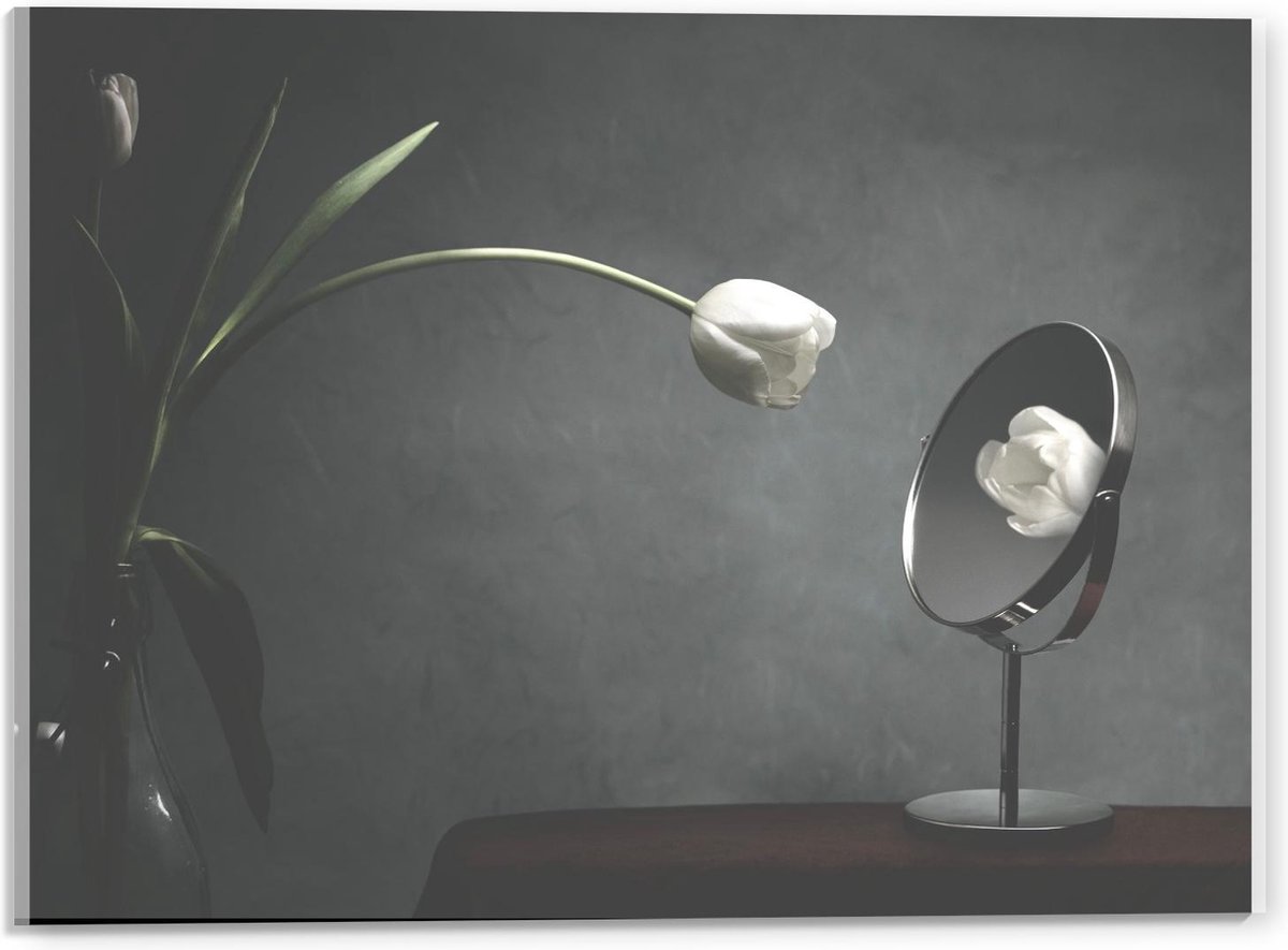Acrylglas - Witte Bloem kijkend in Spiegel - 40x30cm Foto op Acrylglas (Wanddecoratie op A