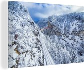 Canvas Schilderij Trein door het winterlandschap van Zwitserland - 60x40 cm - Wanddecoratie