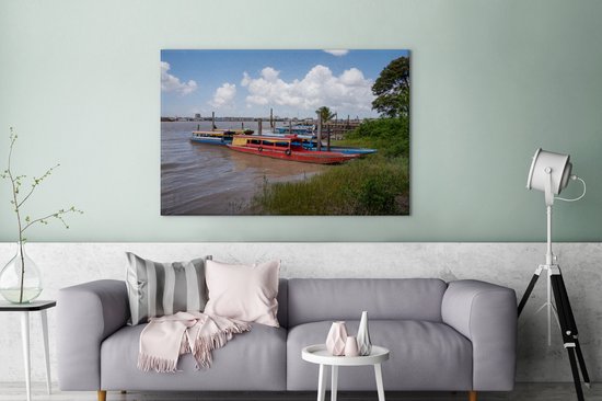 Canvas schilderij 140x90 cm - Wanddecoratie Kleurrijke boten in een rivier in Paramaribo - Muurdecoratie woonkamer - Slaapkamer decoratie - Kamer accessoires - Schilderijen