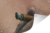 Tuinposters buiten Mannelijke hand die een Cubaanse sigaar vasthoudt - 90x60 cm - Tuindoek - Buitenposter