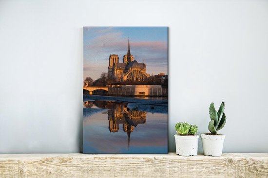 Canvas Schilderij De Notre Dame kathedraal weerspiegelt in het water in Parijs - 20x30 cm - Wanddecoratie