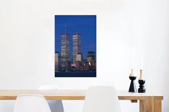 Canvas Schilderij Het World trade center omringt door het stadslandschap van New York in de avond - 60x90 cm - Wanddecoratie