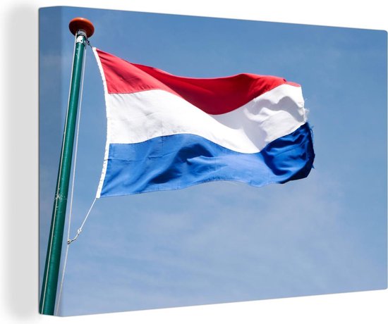 Canvas Schilderij Vlag van Nederland op een vlaggenstok tegen blauwe hemelachtergrond - 30x20 cm - Wanddecoratie